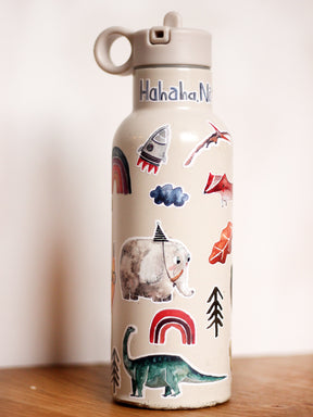 Trinkflasche mit Illustrationen von halfbird. Beklebt mit spülmaschinenfesten Stickern für Kinder